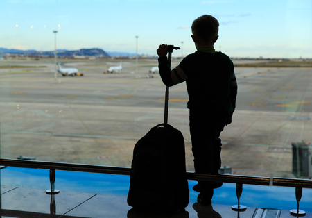 ¿Qué autoridad decide la custodia si los padres viven en países distintos?